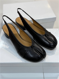 {{productViewItem.photos[photoViewList.activeNavIndex].Alt || productViewItem.photos[photoViewList.activeNavIndex].Description || 'Туфли MAISON MARGIELA'}}