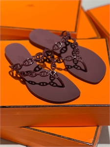 {{productViewItem.photos[photoViewList.activeNavIndex].Alt || productViewItem.photos[photoViewList.activeNavIndex].Description || 'Тапочки HERMES'}}