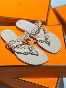 {{productViewItem.photos[photoViewList.activeNavIndex].Alt || productViewItem.photos[photoViewList.activeNavIndex].Description || 'Тапочки HERMES'}}