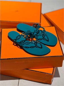 {{productViewItem.photos[photoViewList.activeNavIndex].Alt || productViewItem.photos[photoViewList.activeNavIndex].Description || 'Тапочки HERMES'}}