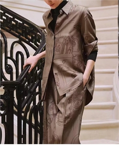 {{productViewItem.photos[photoViewList.activeNavIndex].Alt || productViewItem.photos[photoViewList.activeNavIndex].Description || 'Костюм HERMES'}}