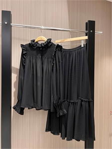 {{productViewItem.photos[photoViewList.activeNavIndex].Alt || productViewItem.photos[photoViewList.activeNavIndex].Description || 'Костюм YSL'}}