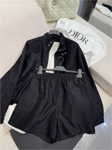 {{productViewItem.photos[photoViewList.activeNavIndex].Alt || productViewItem.photos[photoViewList.activeNavIndex].Description || 'Костюм DIOR'}}