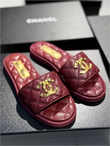 {{productViewItem.photos[photoViewList.activeNavIndex].Alt || productViewItem.photos[photoViewList.activeNavIndex].Description || 'Тапочки CHANEL'}}