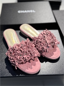 {{productViewItem.photos[photoViewList.activeNavIndex].Alt || productViewItem.photos[photoViewList.activeNavIndex].Description || 'Тапочки CHANEL'}}