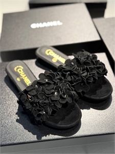 {{productViewItem.photos[photoViewList.activeNavIndex].Alt || productViewItem.photos[photoViewList.activeNavIndex].Description || 'Тапочки CHANEL'}}