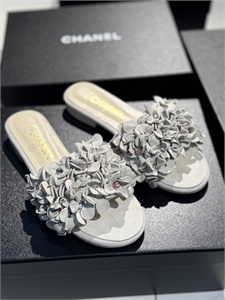 {{productViewItem.photos[photoViewList.activeNavIndex].Alt || productViewItem.photos[photoViewList.activeNavIndex].Description || 'Тапочки CHANEL'}}