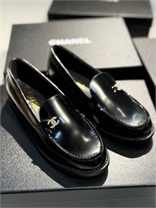 {{productViewItem.photos[photoViewList.activeNavIndex].Alt || productViewItem.photos[photoViewList.activeNavIndex].Description || 'Лоферы CHANEL'}}