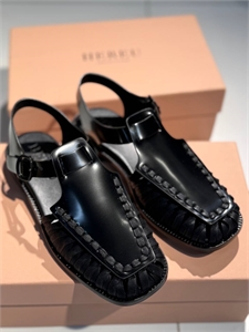 {{productViewItem.photos[photoViewList.activeNavIndex].Alt || productViewItem.photos[photoViewList.activeNavIndex].Description || 'Мюли HEREU'}}