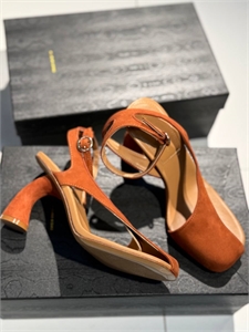{{productViewItem.photos[photoViewList.activeNavIndex].Alt || productViewItem.photos[photoViewList.activeNavIndex].Description || 'Туфли DRIES VAN NOTEN'}}