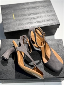 {{productViewItem.photos[photoViewList.activeNavIndex].Alt || productViewItem.photos[photoViewList.activeNavIndex].Description || 'Туфли DRIES VAN NOTEN'}}