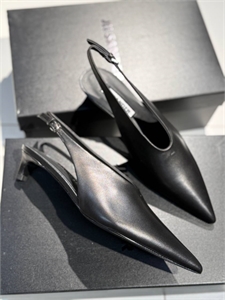 {{productViewItem.photos[photoViewList.activeNavIndex].Alt || productViewItem.photos[photoViewList.activeNavIndex].Description || 'Туфли  JIL SANDER'}}