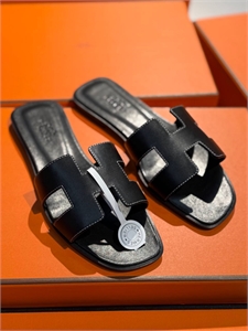{{productViewItem.photos[photoViewList.activeNavIndex].Alt || productViewItem.photos[photoViewList.activeNavIndex].Description || 'Тапочки HERMES'}}