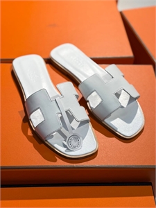 {{productViewItem.photos[photoViewList.activeNavIndex].Alt || productViewItem.photos[photoViewList.activeNavIndex].Description || 'Тапочки HERMES'}}