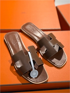 {{productViewItem.photos[photoViewList.activeNavIndex].Alt || productViewItem.photos[photoViewList.activeNavIndex].Description || 'Тапочки HERMES'}}