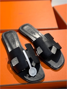 {{productViewItem.photos[photoViewList.activeNavIndex].Alt || productViewItem.photos[photoViewList.activeNavIndex].Description || 'Тапочки HERMES'}}