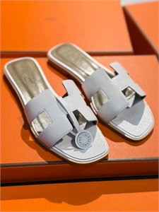 {{productViewItem.photos[photoViewList.activeNavIndex].Alt || productViewItem.photos[photoViewList.activeNavIndex].Description || 'Тапочки HERMES'}}
