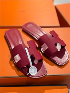{{productViewItem.photos[photoViewList.activeNavIndex].Alt || productViewItem.photos[photoViewList.activeNavIndex].Description || 'Тапочки HERMES'}}