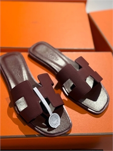 {{productViewItem.photos[photoViewList.activeNavIndex].Alt || productViewItem.photos[photoViewList.activeNavIndex].Description || 'Тапочки HERMES'}}