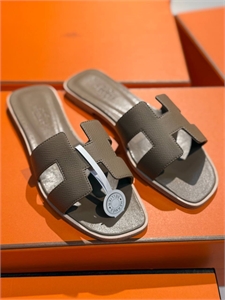 {{productViewItem.photos[photoViewList.activeNavIndex].Alt || productViewItem.photos[photoViewList.activeNavIndex].Description || 'Тапочки HERMES'}}