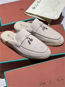 {{productViewItem.photos[photoViewList.activeNavIndex].Alt || productViewItem.photos[photoViewList.activeNavIndex].Description || 'Мюли LORO PIANA'}}