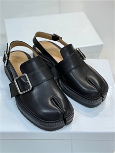 {{productViewItem.photos[photoViewList.activeNavIndex].Alt || productViewItem.photos[photoViewList.activeNavIndex].Description || 'Туфли MAISON MARGIELA'}}
