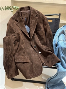 {{productViewItem.photos[photoViewList.activeNavIndex].Alt || productViewItem.photos[photoViewList.activeNavIndex].Description || 'Пиджак PRADA'}}