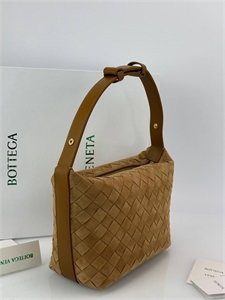{{productViewItem.photos[photoViewList.activeNavIndex].Alt || productViewItem.photos[photoViewList.activeNavIndex].Description || 'Сумка BOTTEGA VENETA'}}