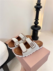 {{productViewItem.photos[photoViewList.activeNavIndex].Alt || productViewItem.photos[photoViewList.activeNavIndex].Description || 'Сандалии MIU MIU'}}