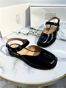 {{productViewItem.photos[photoViewList.activeNavIndex].Alt || productViewItem.photos[photoViewList.activeNavIndex].Description || 'Туфли MAISON MARGIELA'}}