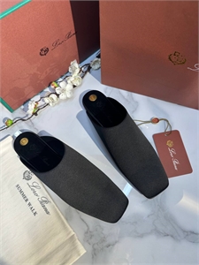 {{productViewItem.photos[photoViewList.activeNavIndex].Alt || productViewItem.photos[photoViewList.activeNavIndex].Description || 'Мюли LORO PIANA'}}