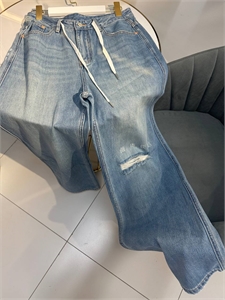 {{productViewItem.photos[photoViewList.activeNavIndex].Alt || productViewItem.photos[photoViewList.activeNavIndex].Description || 'Джинсы  MAISON MARGIELA'}}