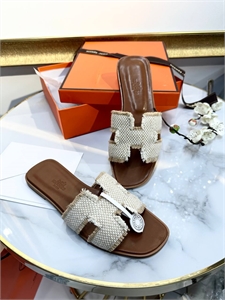 {{productViewItem.photos[photoViewList.activeNavIndex].Alt || productViewItem.photos[photoViewList.activeNavIndex].Description || 'Тапочки HERMES'}}