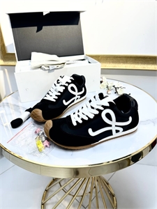 {{productViewItem.photos[photoViewList.activeNavIndex].Alt || productViewItem.photos[photoViewList.activeNavIndex].Description || 'Кроссовки LOEWE'}}
