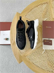 {{productViewItem.photos[photoViewList.activeNavIndex].Alt || productViewItem.photos[photoViewList.activeNavIndex].Description || 'Кроссовки LP'}}
