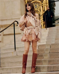 {{productViewItem.photos[photoViewList.activeNavIndex].Alt || productViewItem.photos[photoViewList.activeNavIndex].Description || 'Платье ZIMMERMANN'}}