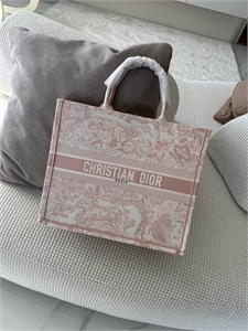 {{productViewItem.photos[photoViewList.activeNavIndex].Alt || productViewItem.photos[photoViewList.activeNavIndex].Description || 'Сумка DIOR 42см'}}