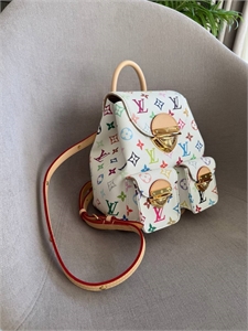 {{productViewItem.photos[photoViewList.activeNavIndex].Alt || productViewItem.photos[photoViewList.activeNavIndex].Description || 'Рюкзак LV'}}