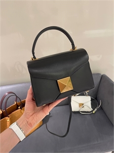 {{productViewItem.photos[photoViewList.activeNavIndex].Alt || productViewItem.photos[photoViewList.activeNavIndex].Description || 'Сумка Valentino'}}