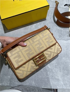 {{productViewItem.photos[photoViewList.activeNavIndex].Alt || productViewItem.photos[photoViewList.activeNavIndex].Description || 'Сумка Fendi'}}