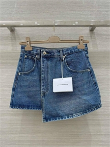 {{productViewItem.photos[photoViewList.activeNavIndex].Alt || productViewItem.photos[photoViewList.activeNavIndex].Description || 'Юбка ALEXANDER WANG'}}