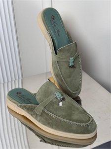 {{productViewItem.photos[photoViewList.activeNavIndex].Alt || productViewItem.photos[photoViewList.activeNavIndex].Description || 'Мюли LORO PIANA'}}