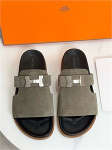 {{productViewItem.photos[photoViewList.activeNavIndex].Alt || productViewItem.photos[photoViewList.activeNavIndex].Description || 'Тапочки HERMES'}}