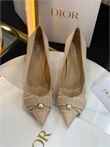 {{productViewItem.photos[photoViewList.activeNavIndex].Alt || productViewItem.photos[photoViewList.activeNavIndex].Description || 'Туфли  DIOR'}}
