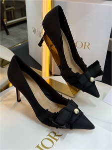 {{productViewItem.photos[photoViewList.activeNavIndex].Alt || productViewItem.photos[photoViewList.activeNavIndex].Description || 'Туфли  DIOR'}}