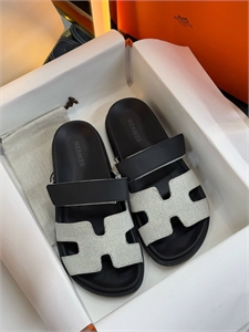 {{productViewItem.photos[photoViewList.activeNavIndex].Alt || productViewItem.photos[photoViewList.activeNavIndex].Description || 'Тапочки HERMES'}}