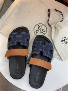 {{productViewItem.photos[photoViewList.activeNavIndex].Alt || productViewItem.photos[photoViewList.activeNavIndex].Description || 'Тапочки HERMES'}}