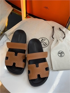 {{productViewItem.photos[photoViewList.activeNavIndex].Alt || productViewItem.photos[photoViewList.activeNavIndex].Description || 'Тапочки HERMES'}}