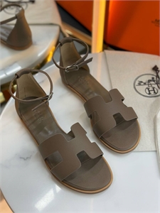 {{productViewItem.photos[photoViewList.activeNavIndex].Alt || productViewItem.photos[photoViewList.activeNavIndex].Description || 'Сандалии HERMES'}}