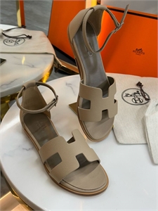 {{productViewItem.photos[photoViewList.activeNavIndex].Alt || productViewItem.photos[photoViewList.activeNavIndex].Description || 'Сандалии HERMES'}}